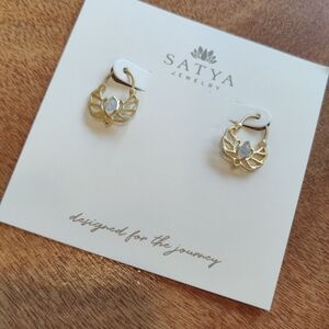 Satya Jewelry Moonstone With Gold Earrings New!